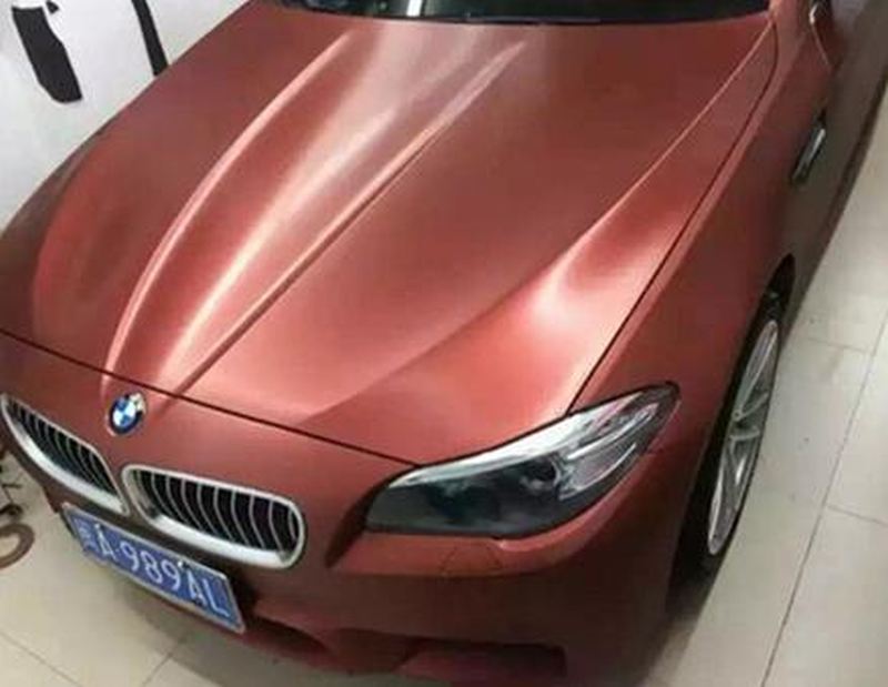 HNĚDÁ BROUŠENÁ CHROM METALICKÁ FOLIE 152cm x 20m