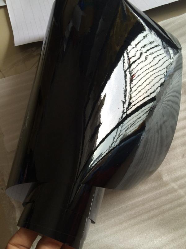 ČERNÁ EXTRA LESKLÁ 3D FOLIE S KANÁLKY V LEPIDLE 152cm x 180cm