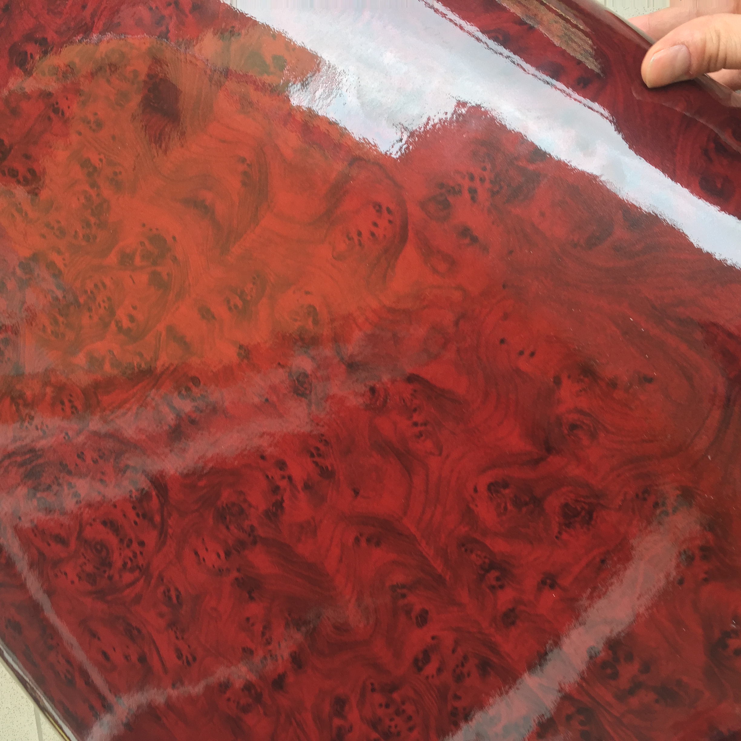 Lesklá folie s imitací mahagonového dřeva 60cm x 2m