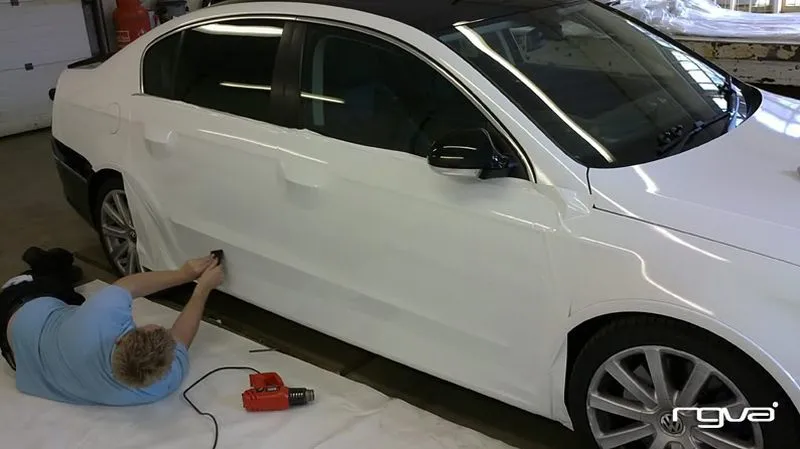 BÍLÁ EXTRA LESKLÁ 3D FOLIE S KANÁLKY V LEPIDLE 152cm x 9m