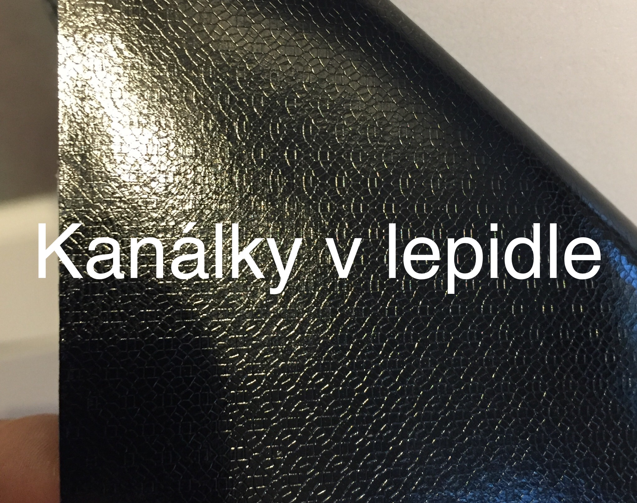 ČERNÁ 3D KARBON CARBON FOLIE S KANÁLKY V LEPIDLE 152cm x 180cm