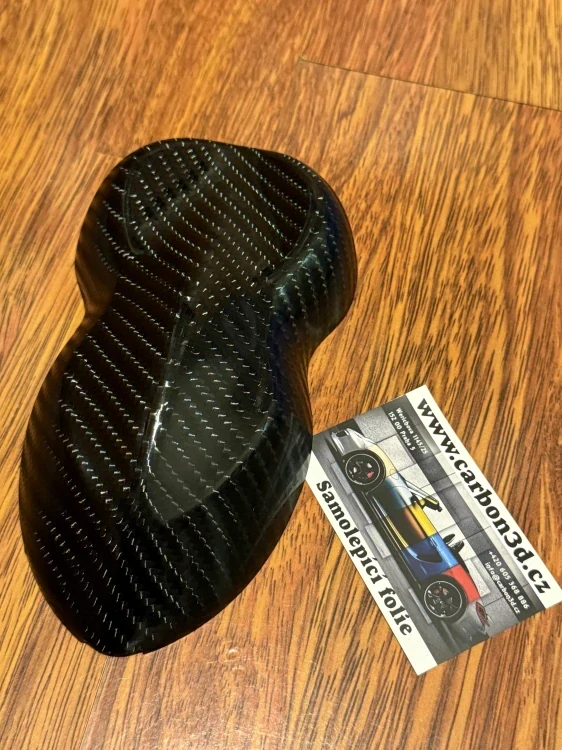 ČERNÁ 4D CARBON KARBON FOLIE S KANÁLKY V LEPIDLE (VELKÝ VZOR) 135cm x 3m