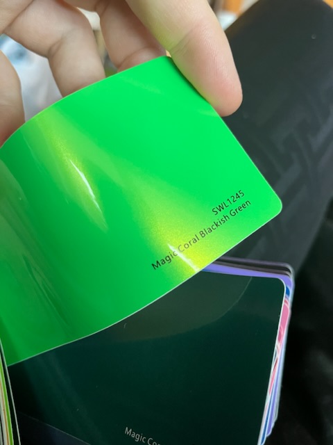 Premium lesklá metalická Magic Coral Blackish Green 1.52m x 18m