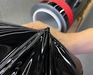 ČERNÁ PIANO EXTRA LESKLÁ TPU POLYURETANOVÁ SAMOOPRAVNÁ OCHRANNÁ FOLIE 10cm x 20cm