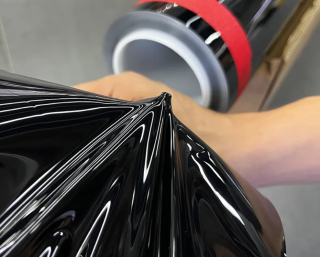 ČERNÁ PIANO EXTRA LESKLÁ TPU POLYURETANOVÁ SAMOOPRAVNÁ OCHRANNÁ FOLIE 152cm x 230cm